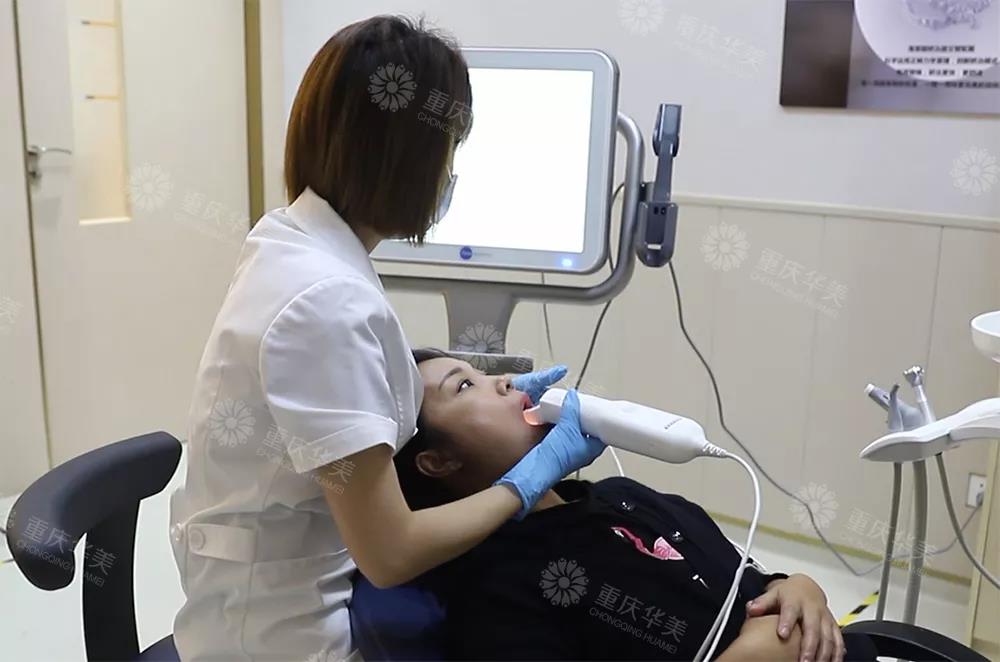 口扫仪进行上下半区牙齿扫描